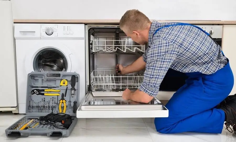 Sincan Hitachi servisi teknisyen ekibi beyaz eşya tamiri yaparken